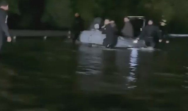 Ayazağa'da iş yerlerinde mahsur kalanlar tekne ve botlarla kurtarıldı