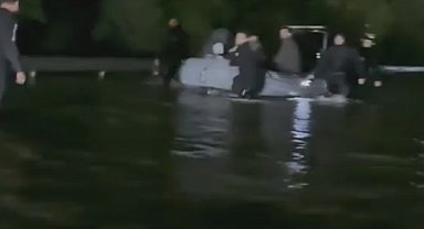 Ayazağa'da iş yerlerinde mahsur kalanlar tekne ve botlarla kurtarıldı