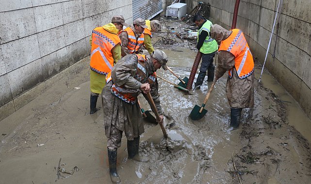 Ayazağa'da jandarma ekipleri sel sonrası temizlik çalışmalarına katıldı