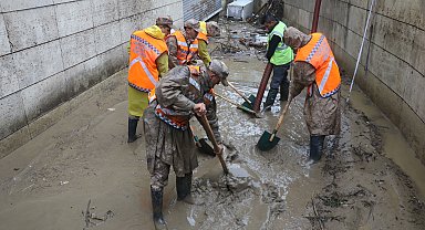 Ayazağa'da jandarma ekipleri sel sonrası temizlik çalışmalarına katıldı