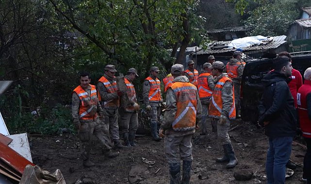Ayazağa'da jandarma ekipleri sel sonrası temizlik çalışmalarına katıldı