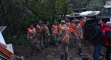 Ayazağa'da jandarma ekipleri sel sonrası temizlik çalışmalarına katıldı