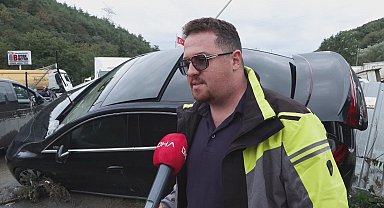 Ayazağa'da sel nedeniyle aracında mahsur kalan sürücü: Araç 1 kilometre sürüklendi