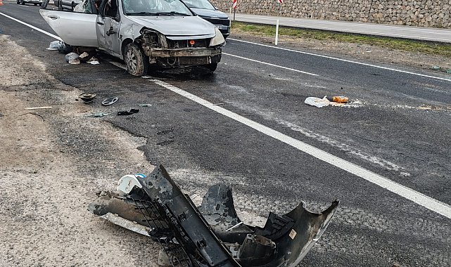 Aynı yöne giden iki otomobil çarpıştı; 7 yaralı