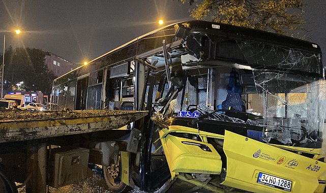 Bağcılar'da İETT otobüsü park halindeki çekiciye çarptı