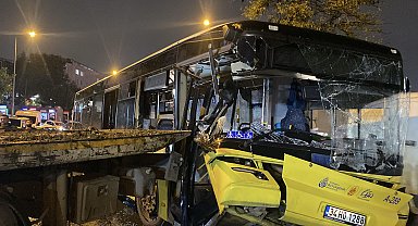Bağcılar'da İETT otobüsü park halindeki çekiciye çarptı