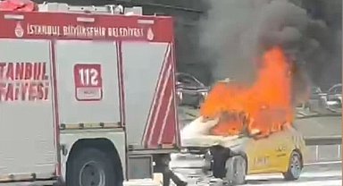 Bağcılar'da taksi yandı; alkol testini reddeden şoför hastaneye götürüldü