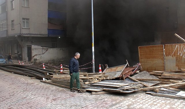 Bahçelievler'de inşaatta izolasyon malzemeleri yandı