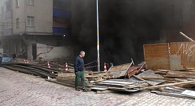 Bahçelievler'de inşaatta izolasyon malzemeleri yandı
