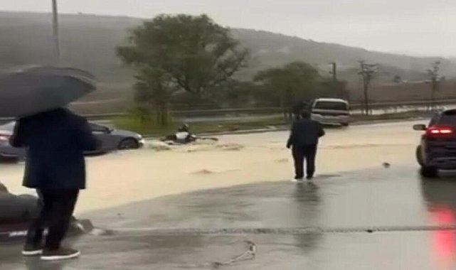 Bahçeşehir'de yağmur suyuna kapılan motosikletliyi çevredekiler kurtardı