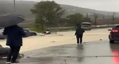 Bahçeşehir'de yağmur suyuna kapılan motosikletliyi çevredekiler kurtardı