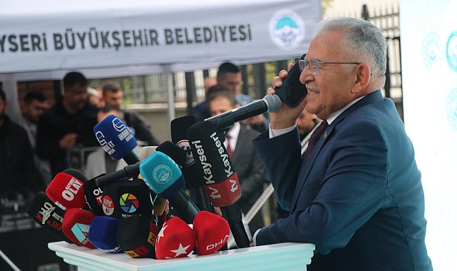 Bakan Göktaş, Kayseri'deki programına hava muhalefeti nedeniyle cep telefonuyla katıldı