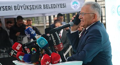 Bakan Göktaş, Kayseri'deki programına hava muhalefeti nedeniyle cep telefonuyla katıldı