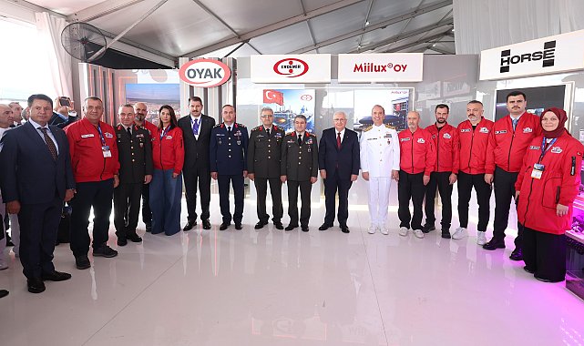 Bakan Güler, TEKNOFEST alanında stantları ziyaret etti
