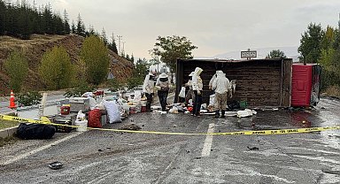 Bal ve arı kovanı yüklü kamyonet devrildi; 3 yaralı