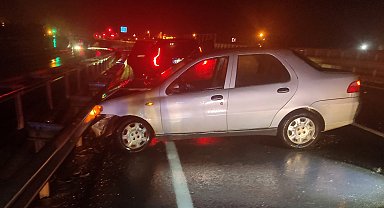 Bariyerlere çarpan otomobilin alkollü sürücüsü yaralandı