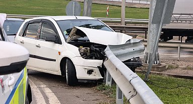 Bariyerlere çarpan otomobilin sürücüsü yaralandı