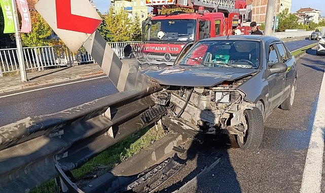Bariyerlerin saplandığı otomobildeki çift yaralandı