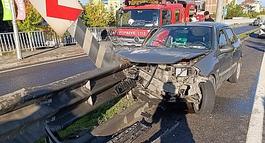 Bariyerlerin saplandığı otomobildeki çift yaralandı