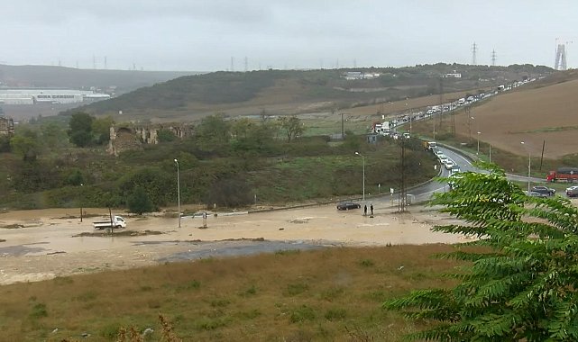 Başakşehir'de dere taştı; araçlar yolda mahsur kaldı: Arabanın içi su dolu