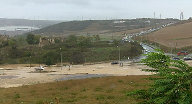 Başakşehir'de dere taştı; araçlar yolda mahsur kaldı: Arabanın içi su dolu