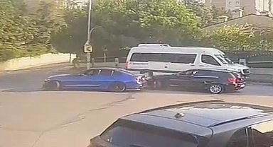 Başakşehir'de drift atarken savrulan otomobil arkada ilerleyen araca çarptı
