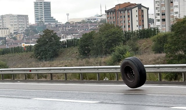 Başakşehir'de otoyolda kopan TIR lastiği tehlike yarattı