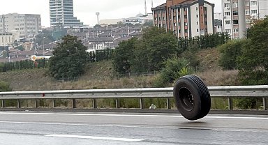 Başakşehir'de otoyolda kopan TIR lastiği tehlike yarattı