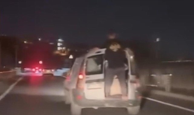 Başakşehir'de seyir halindeyken otomobil kapısından sarkan yolcu kamerada; 13 bin lira ceza yazıldı