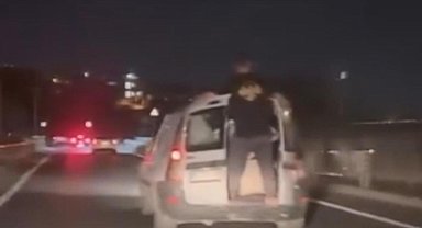 Başakşehir'de seyir halindeyken otomobil kapısından sarkan yolcu kamerada; 13 bin lira ceza yazıldı