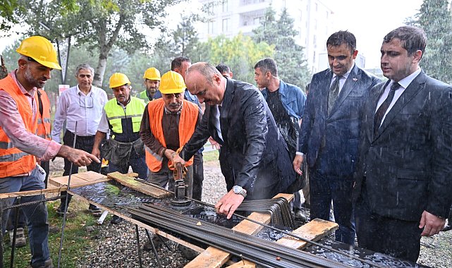 Batman Valisi, sağanak altında çivi çakma törenine katıldı
