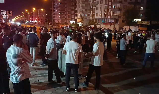 Batman'da otomobilin çarptığı 2 kişi yaralandı; mahalleli yolu trafiğe kapattı