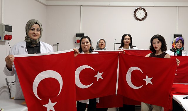 Bayrak sevgisini el emeğiyle yaşatıyorlar