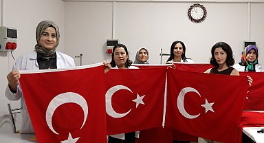 Bayrak sevgisini el emeğiyle yaşatıyorlar
