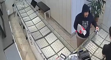 Bayrampaşa'da şemsiyeye tabanca süsü verdi, kuyumcu soydu; bilezikler imitasyon çıktı