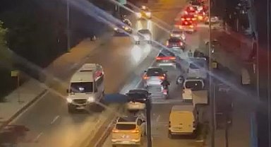 Bayrampaşa'da yol çöktü; mahsur kalanlar var -1