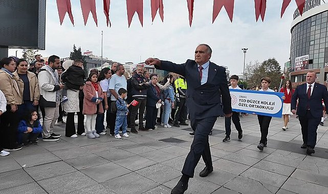 Beden eğitimi öğretmeninin tören yürüyüşü alkış topladı