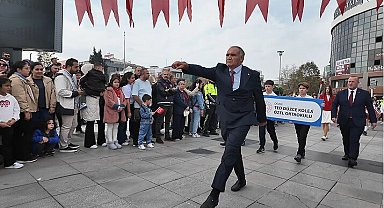 Beden eğitimi öğretmeninin tören yürüyüşü alkış topladı