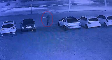 Benzin dökerek 6 otomobili ateşe verdi