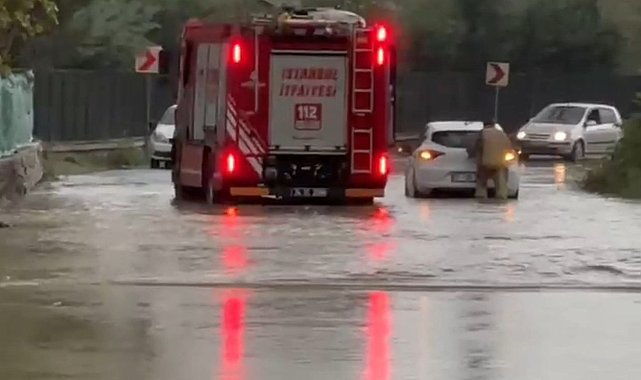 Beykoz'da göle dönen yolda mahsur kalan otomobili itfaiye eri iterek kurtardı