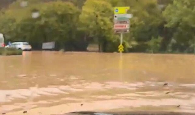 Beykoz'da sağanak nedeniyle yollar göle döndü; araçlar yolda kaldı la