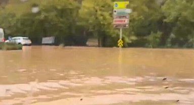 Beykoz'da sağanak nedeniyle yollar göle döndü; araçlar yolda kaldı la