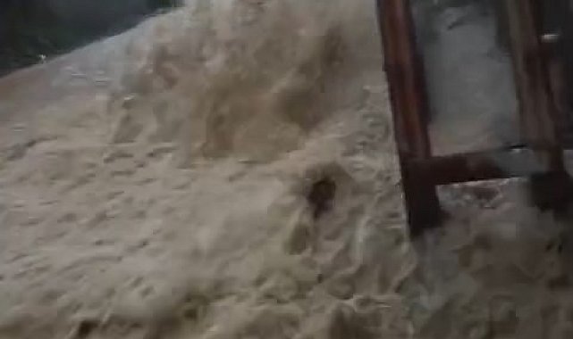 Beykoz'da sağanak sonrası caddeyi su bastı