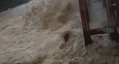 Beykoz'da sağanak sonrası caddeyi su bastı