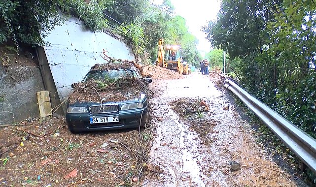 Beykoz'da sağanak sonrası toprak kayması; araçta hasar meydana geldi