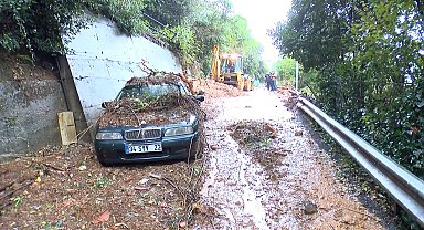 Beykoz'da sağanak sonrası toprak kayması; araçta hasar meydana geldi