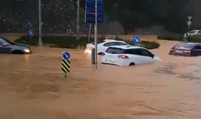 Beykoz'da sağanakla birlikte göle dönen yollarda, araçlarında mahsur kaldılar