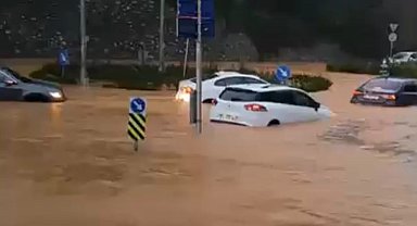 Beykoz'da sağanakla birlikte göle dönen yollarda, araçlarında mahsur kaldılar