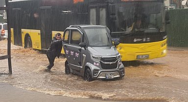 Beykoz'da yollar göle döndü; mahsur kalan sürücüler araçlarını ittirdi