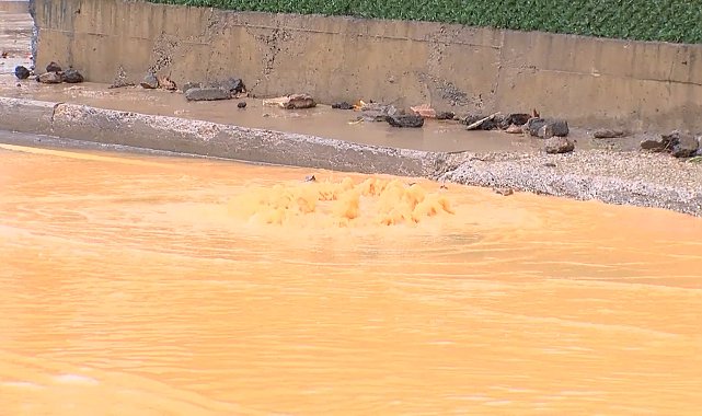 Beykoz'da yolu çamurlu su bastı
